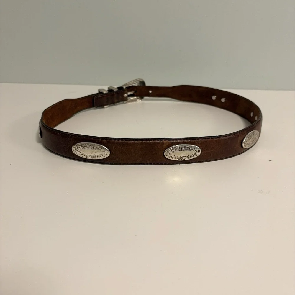 Women`s Small Silver Conch BROWN LEATHER BELT with Buckle EUC Size 32